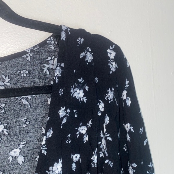 Tops - 🌟Black floral top with adorable tie in middle!